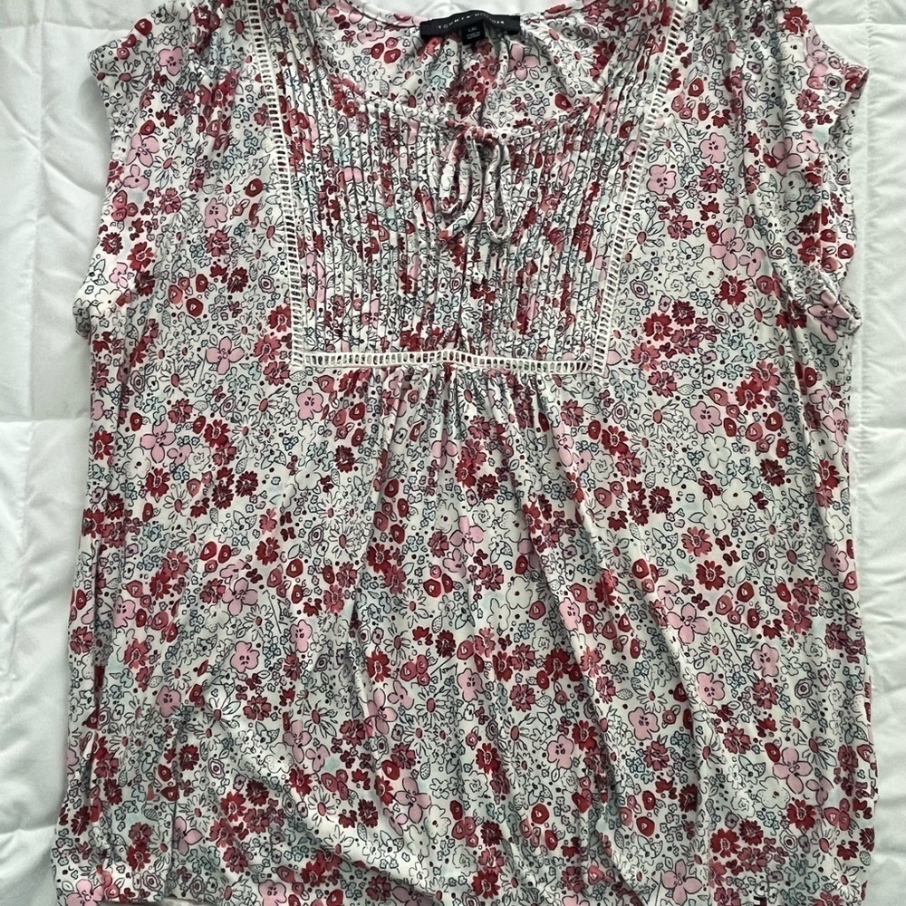 Tommy Hilfiger Floral Top Size Large. EUC. Cap sleeves with Pleated Yoke.